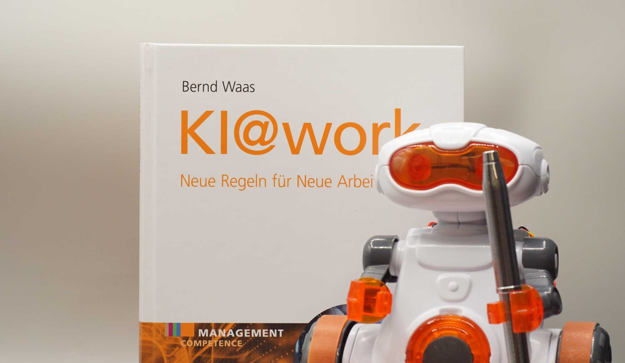 Buch KI at work mit einem Roboter