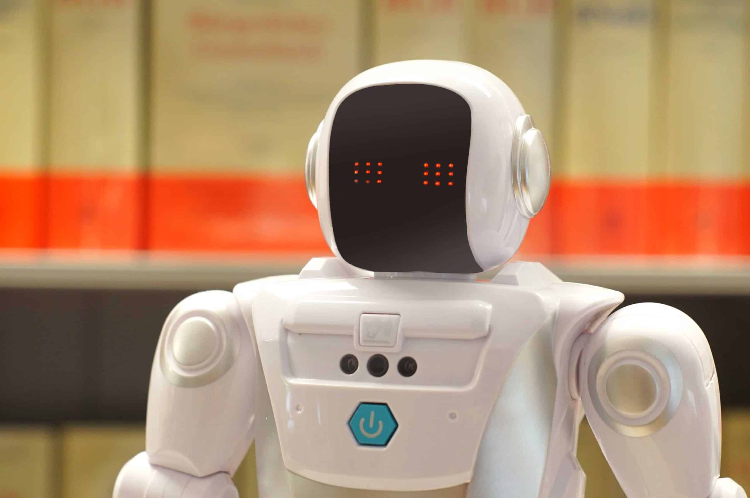 Roboter vor Büchern