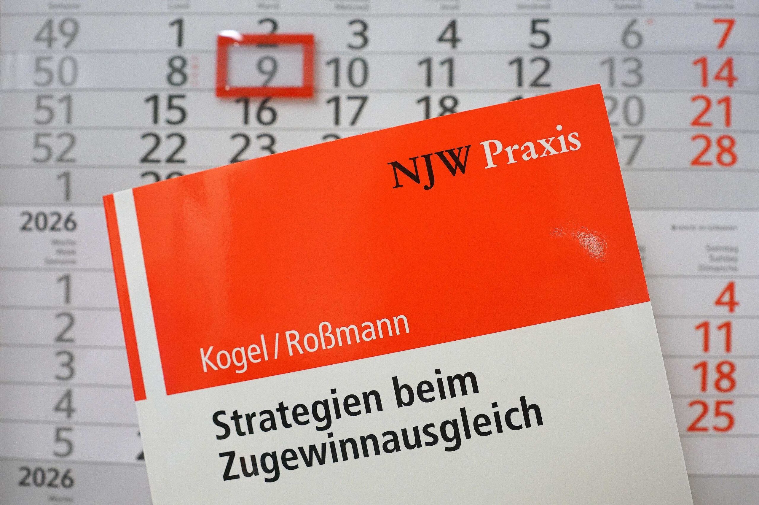 Kalenderblatt mit Buchcover "Kogl, Zugewinausgleich" darauf.