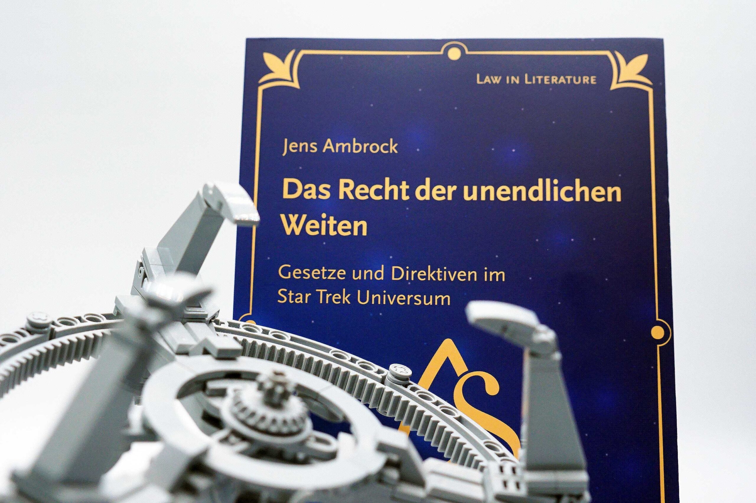 Buch mit Raumstation