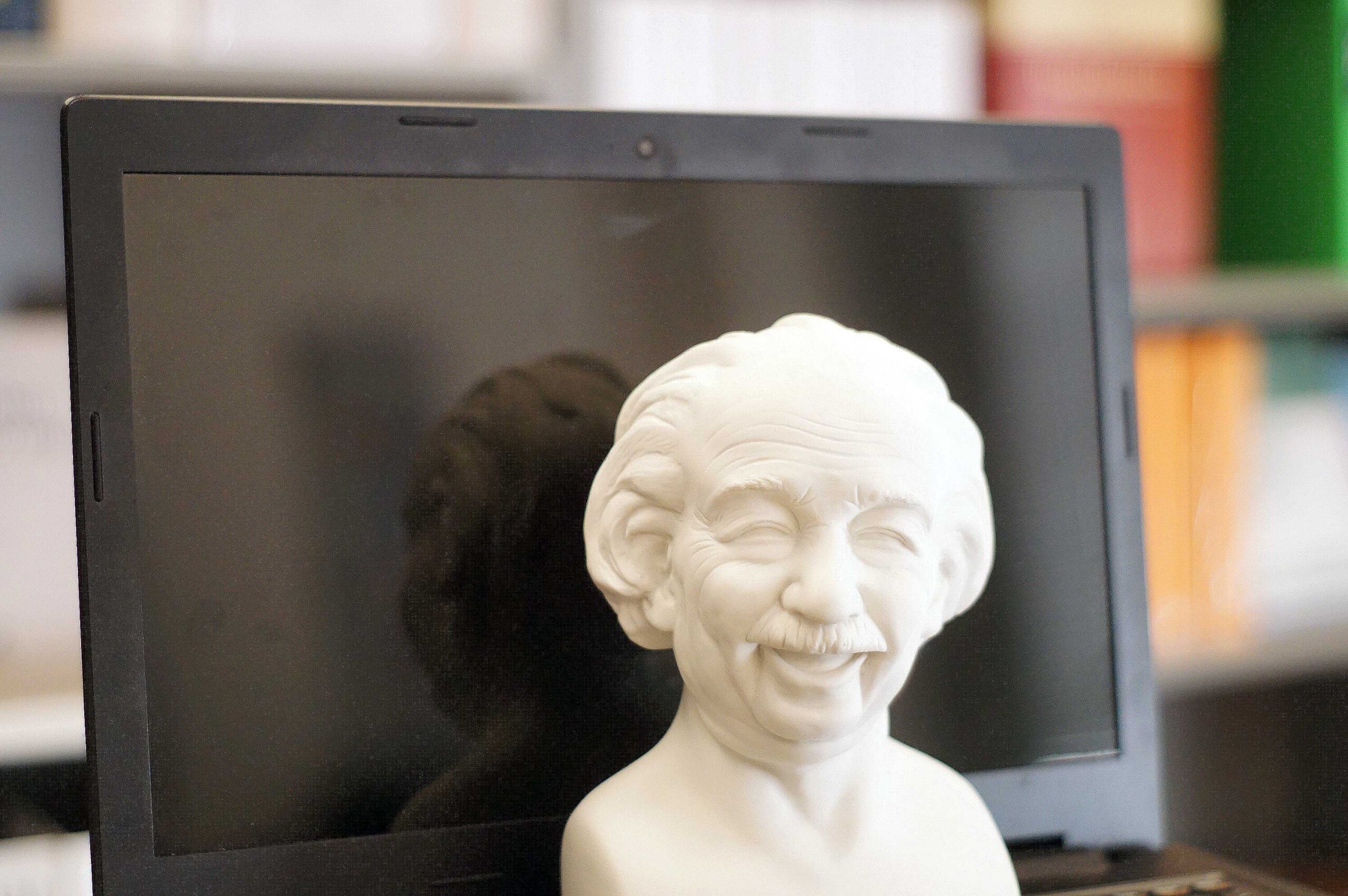 Einsteinbüste auf einem Laptop