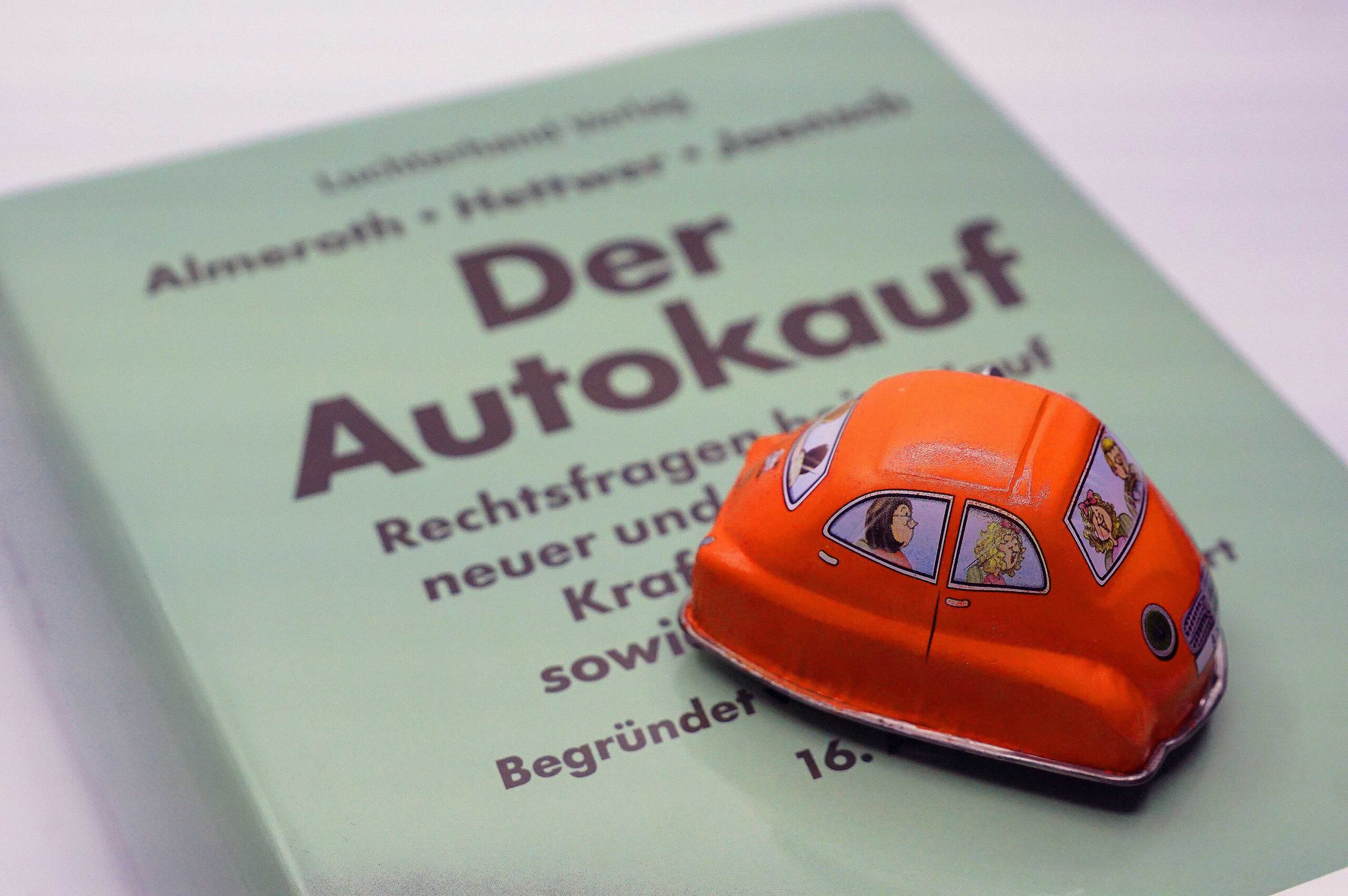Cover des Buches "Der Autokauf" mit einem Modelauto.